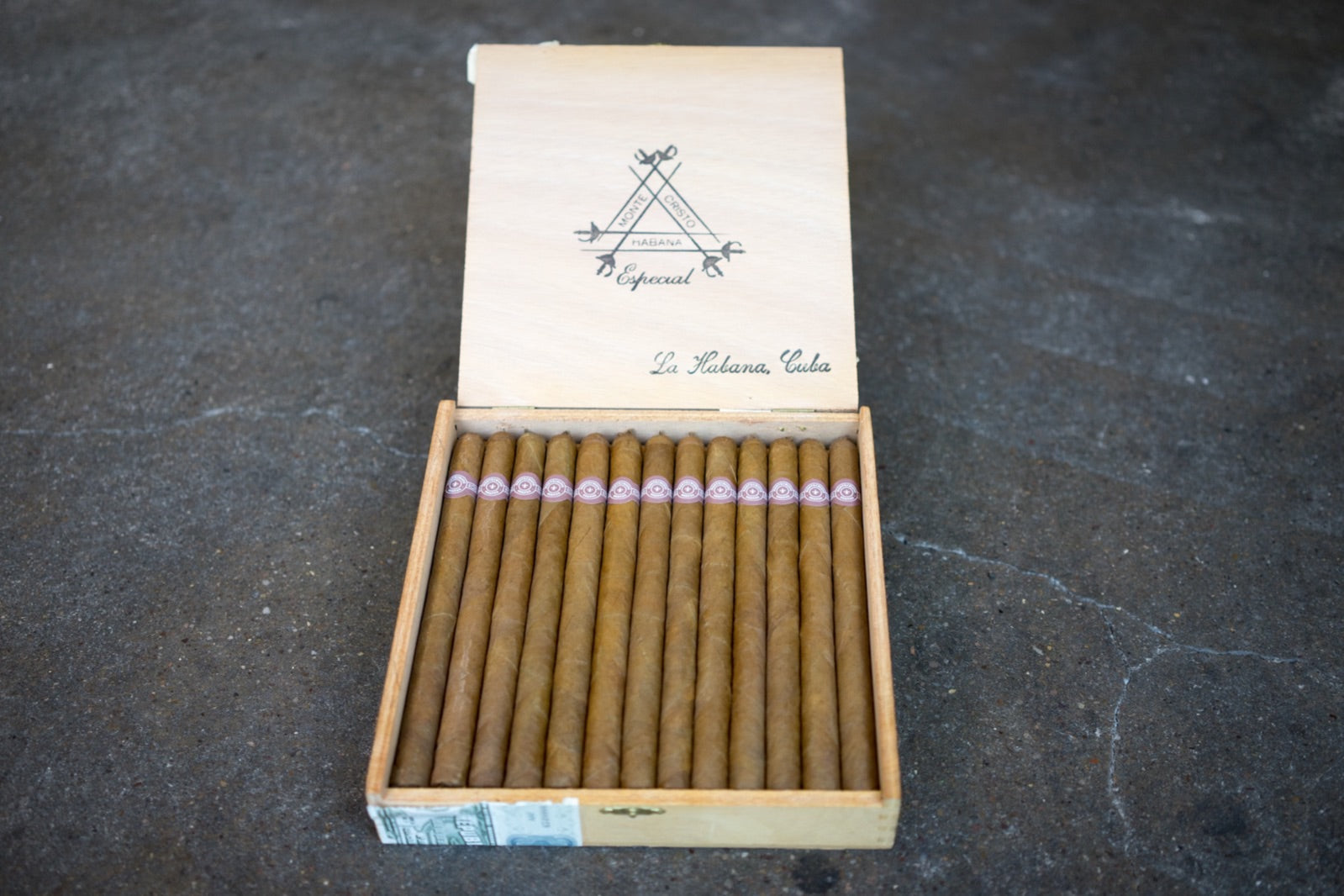 Open box of 25 Montecristo Especial Cuban cigars shown from above, illustrating how many cigars are in a box