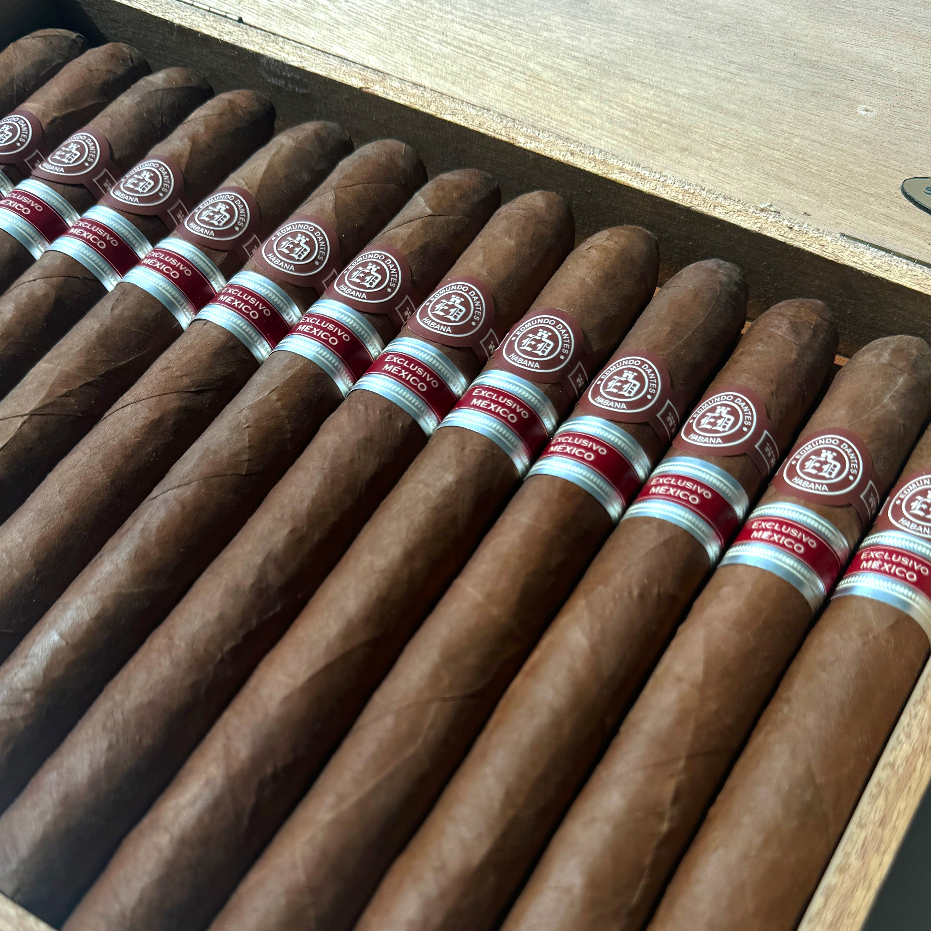Edmundo Dantes Cigar Box of 25 cigars detail on EGM Cigars